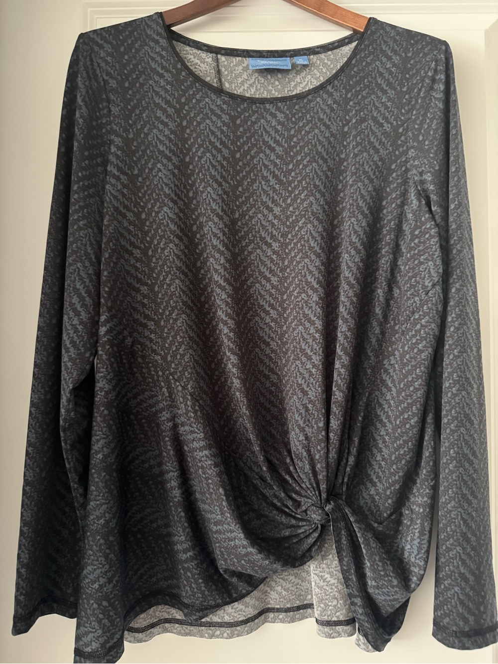 Women’s Long-Sleeve Knot Front Top - Black